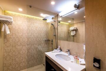 Президентский люкс с 2 спальнями в Отеле Ramada Hotel & Suites by Wyndham Yerevan